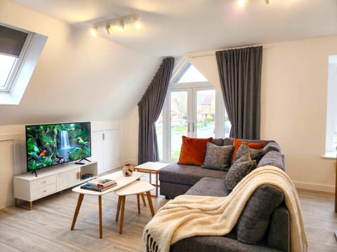 Communal lounge/ TV room, TV and multimedia, Living room, Seating area, Evening entertainment