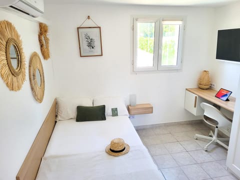 Photo of the whole room, air conditioner