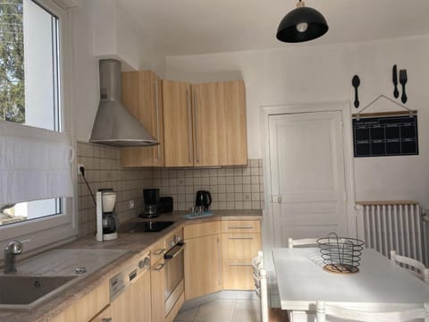 Maison rénovée à Moulins avec jardin et véranda - FR-1-489-469 House in Moulins