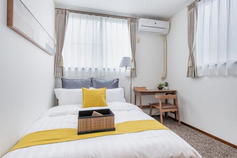 Bed, Seating area, Bedroom, towels, air conditioner
