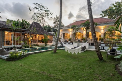 Property building, Patio, Patio, Natural landscape, Garden, Balcony/Terrace, Balcony/Terrace, Communal kitchen, Swimming pool, kitchen