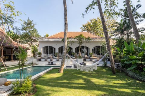 Property building, Patio, Day, Natural landscape, Garden, Balcony/Terrace, Swimming pool, Swimming pool, sunbed