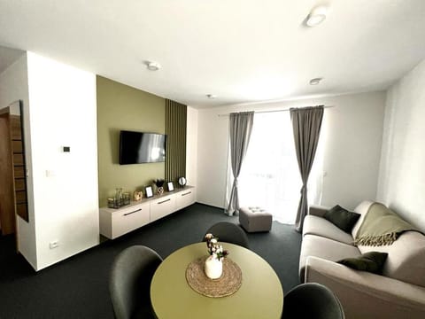 Communal lounge/ TV room, TV and multimedia, Living room, Seating area, Evening entertainment