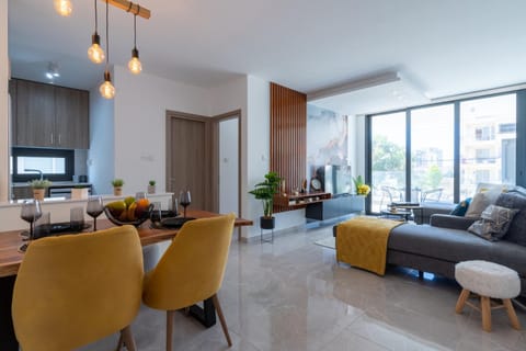 TV and multimedia, Kitchen or kitchenette, Living room, Seating area, Dining area