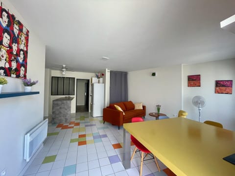 Kitchen or kitchenette, Seating area, Dining area