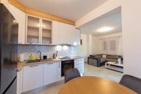 Kitchen or kitchenette, Living room, Seating area, Dining area, pet friendly, stove