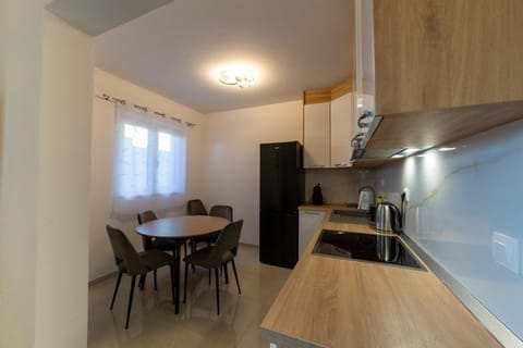 Kitchen or kitchenette, Dining area, dishwasher, minibar, pet friendly, stove