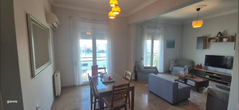 TV and multimedia, Living room, Seating area, Dining area, Evening entertainment, air conditioner