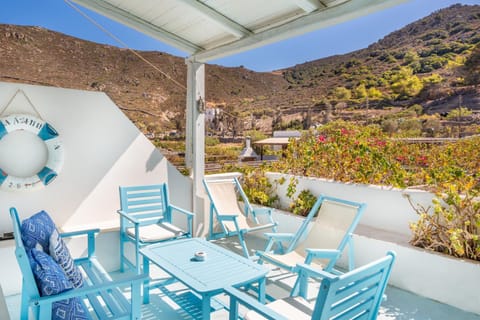 Property building, Balcony/Terrace, Living room