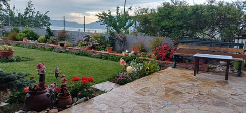 Παραθαλάσσιο διαμέρισμα με κήπο στον Αγιόκαμπο Apartment in Euboea