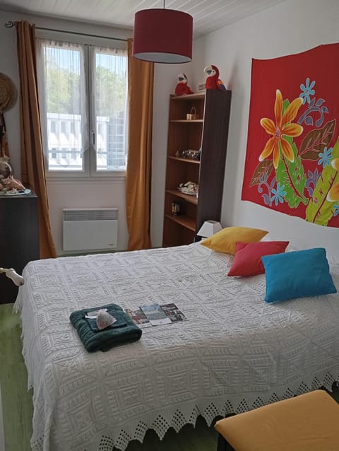 la maison rose 2 chambres avec lit pour 2 personnes et 2 salles de bains a 15 kilomètres du circuit de Magny-Cours et 1,2 kilomètre du sanctuaire de ste Bernadette Vacation rental in Bourgogne-Franche-Comté