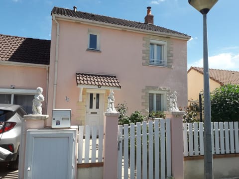 la maison rose 2 chambres avec lit pour 2 personnes et 2 salles de bains a 15 kilomètres du circuit de Magny-Cours et 1,2 kilomètre du sanctuaire de ste Bernadette Vacation rental in Bourgogne-Franche-Comté