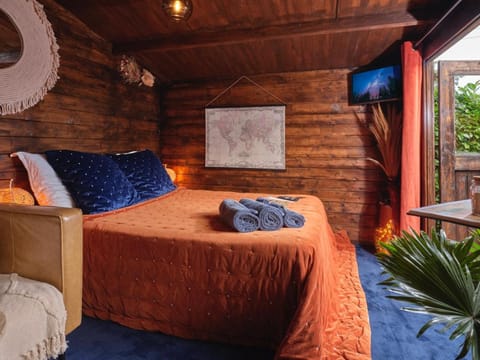 Bed, TV and multimedia, Bedroom, towels