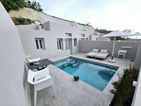 Patio, Swimming pool, sunbed