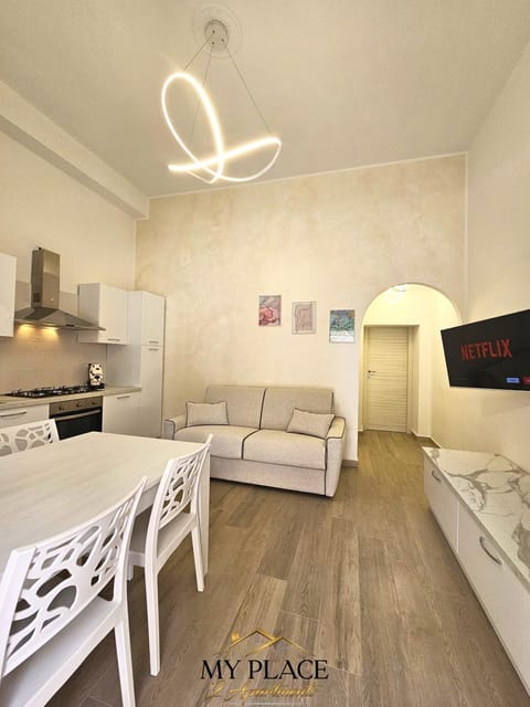 Kitchen or kitchenette, Living room, Seating area, Dining area
