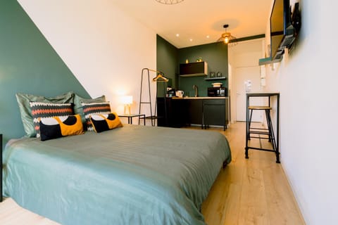 Bed, Kitchen or kitchenette