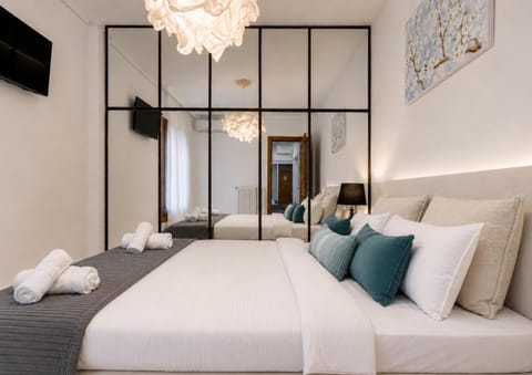 Bed, TV and multimedia, Photo of the whole room, Bedroom, towels, wardrobe