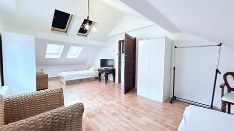 TV and multimedia, Living room, Photo of the whole room, Seating area, Evening entertainment, Bedroom, wardrobe