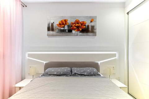 Bed, TV and multimedia, Bedroom