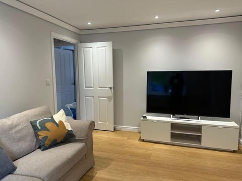 TV and multimedia, Living room, Evening entertainment