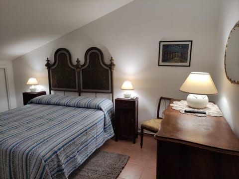 Bed, Bedroom, hair dresser, Internal: Not applicable to any particular room