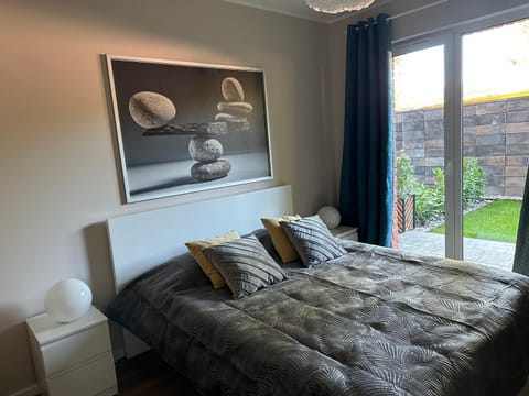 Bed, Photo of the whole room, Seating area, Bedroom