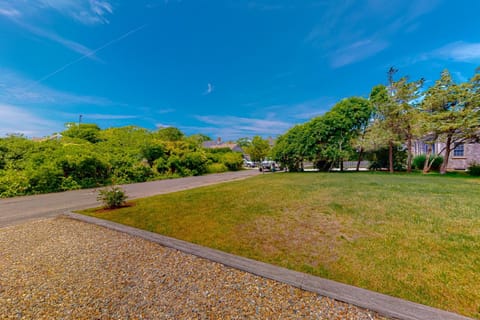 1 Mi to Dtwn Nantucket! Family Getaway with Deck House in Nantucket