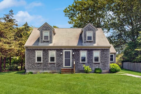 1 Mi to Dtwn Nantucket! Family Getaway with Deck House in Nantucket