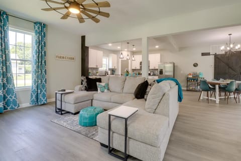 Spacious Yard, Games and Fire Pit Grove Home Rental House in Grove