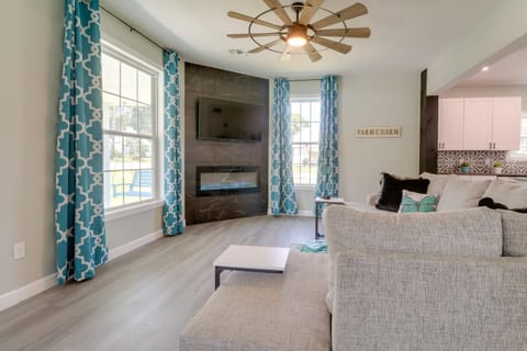 Spacious Yard, Games and Fire Pit Grove Home Rental House in Grove