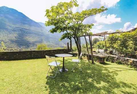 Patio, Nearby landmark, Day, Natural landscape, Garden, Dining area, Garden view, Mountain view