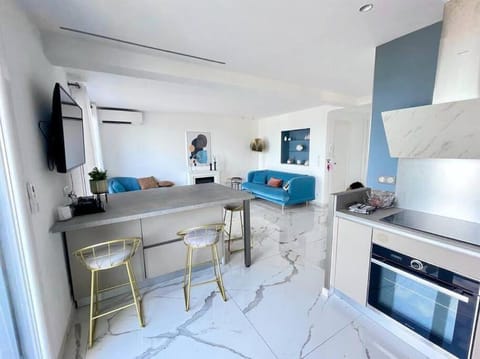TV and multimedia, Kitchen or kitchenette, Living room, Seating area, Dining area