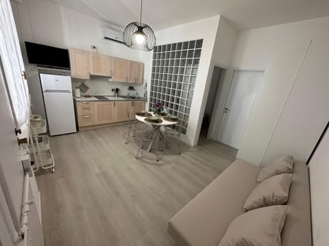 TV and multimedia, Kitchen or kitchenette, Living room, Dining area, stove