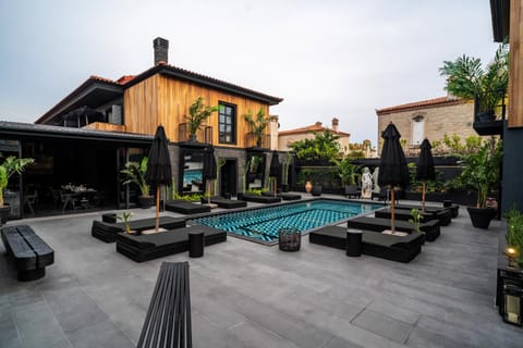 Property building, Patio, Garden, Swimming pool, sunbed