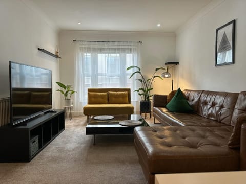 Communal lounge/ TV room, TV and multimedia, Living room, Seating area, Dining area