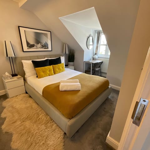 Bed, Bedroom, towels