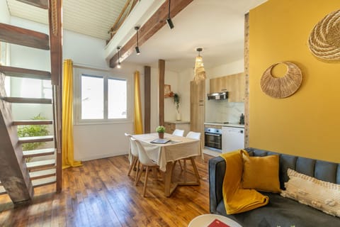 Kitchen or kitchenette, Living room, Seating area, Dining area, oven, stove