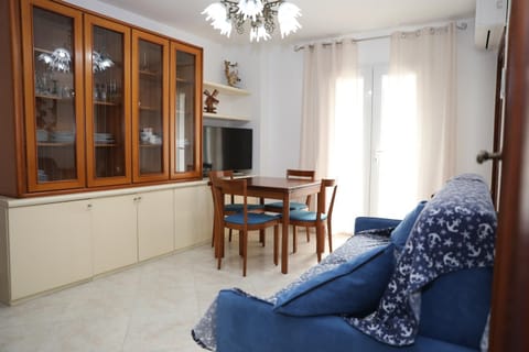 Bed, TV and multimedia, Living room, Seating area, Dining area