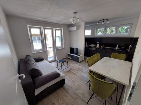 TV and multimedia, Kitchen or kitchenette, Living room, Seating area, Dining area