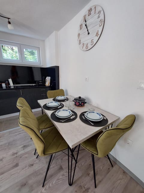Kitchen or kitchenette, Seating area, Dining area