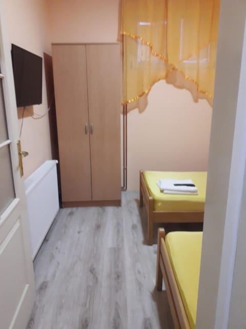 TV and multimedia, Photo of the whole room, Bedroom, hair dresser, heating, internet, oven, wardrobe, air conditioner