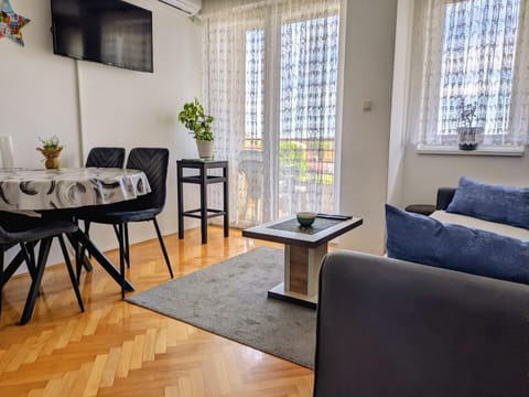 Bed, TV and multimedia, Living room, Seating area, Dining area, internet, air conditioner