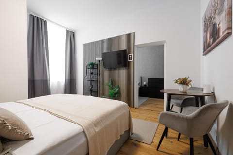 Bed, TV and multimedia, Living room