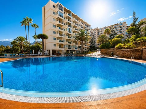 Property building, Day, Swimming pool, sunbed