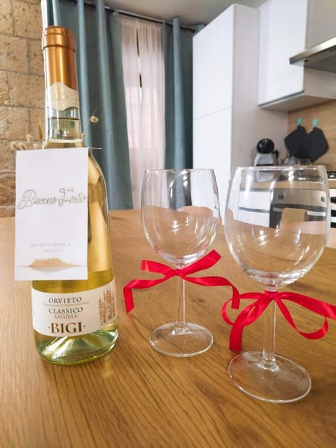 Kitchen or kitchenette, Food and drinks, Dining area, Drinks, Alcoholic drinks