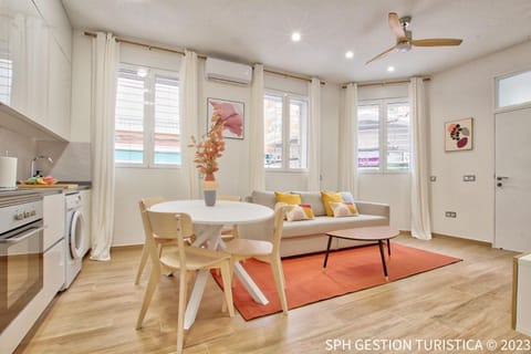 Kitchen or kitchenette, Living room, Seating area, Dining area, fireplace
