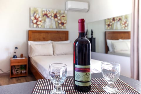 Bed, Dining area, Alcoholic drinks, air conditioner
