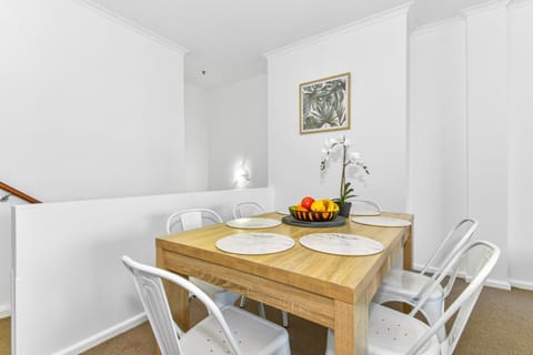 Living room, Food and drinks, Seating area, Dining area, Food