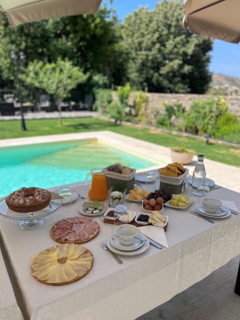 Swimming pool, Breakfast