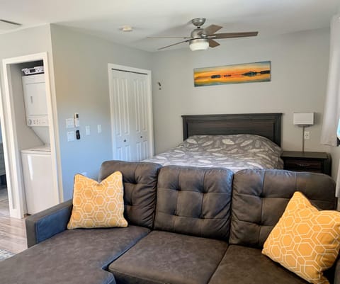 Bedroom, washing machine